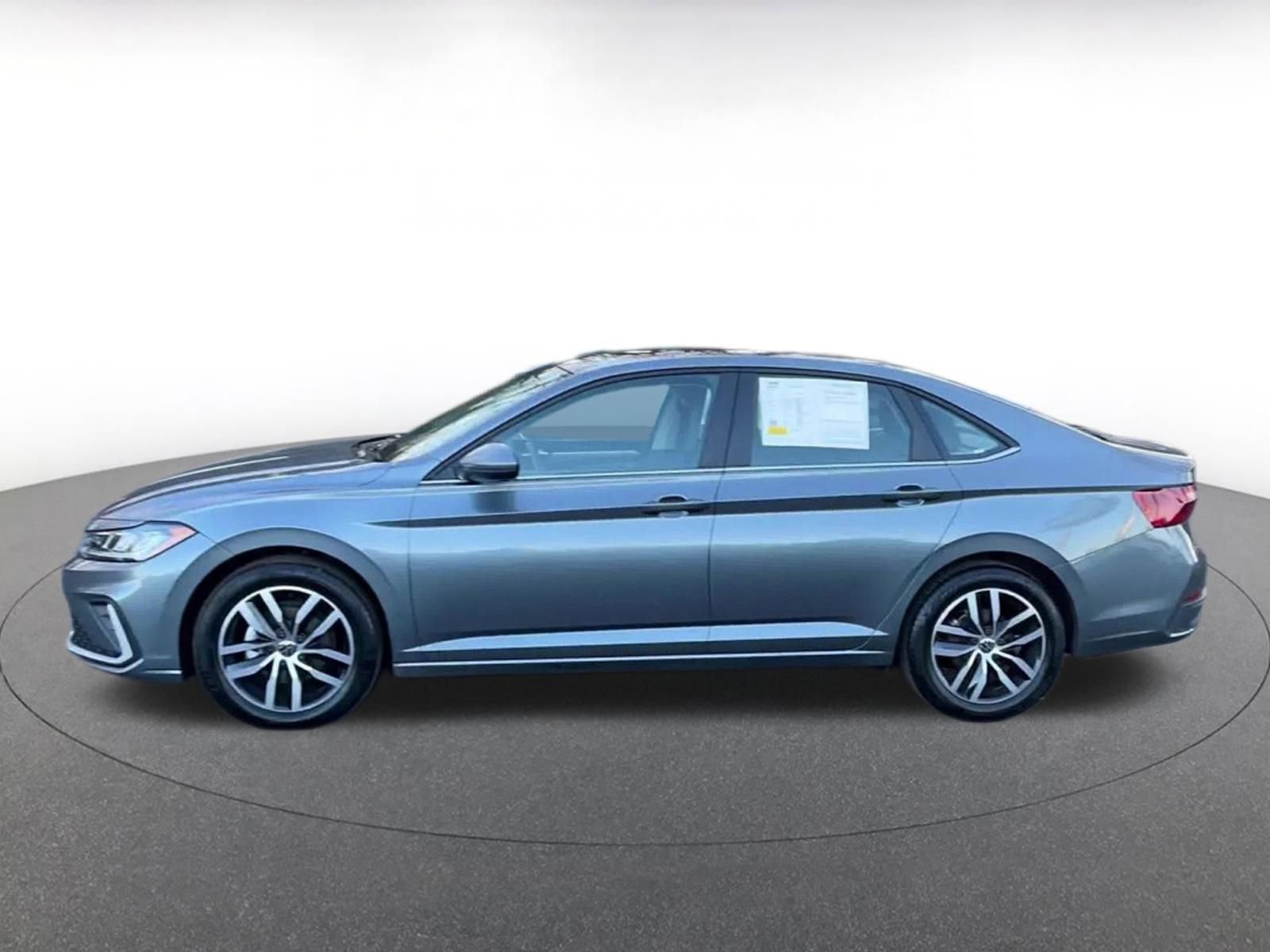 Used 2025 Volkswagen Jetta SE image 9