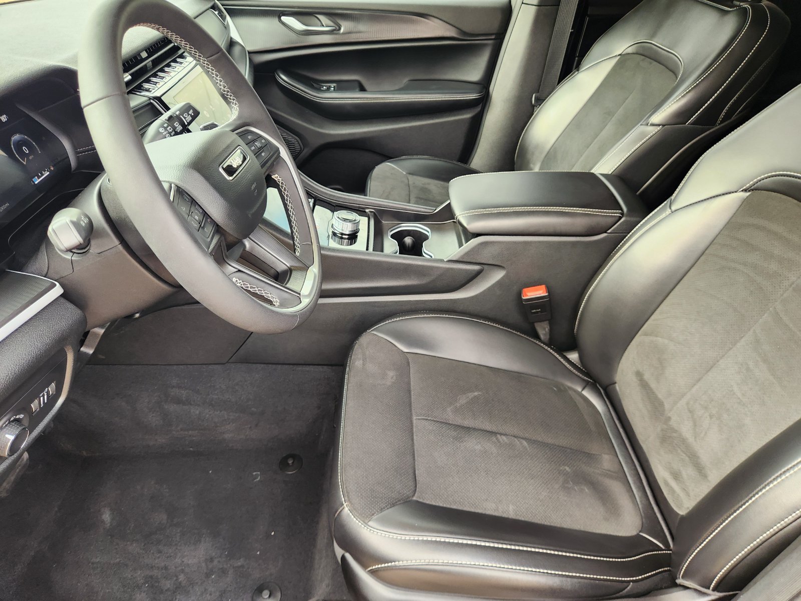 Used 2025 Jeep Grand Cherokee L Altitude RWD image 13