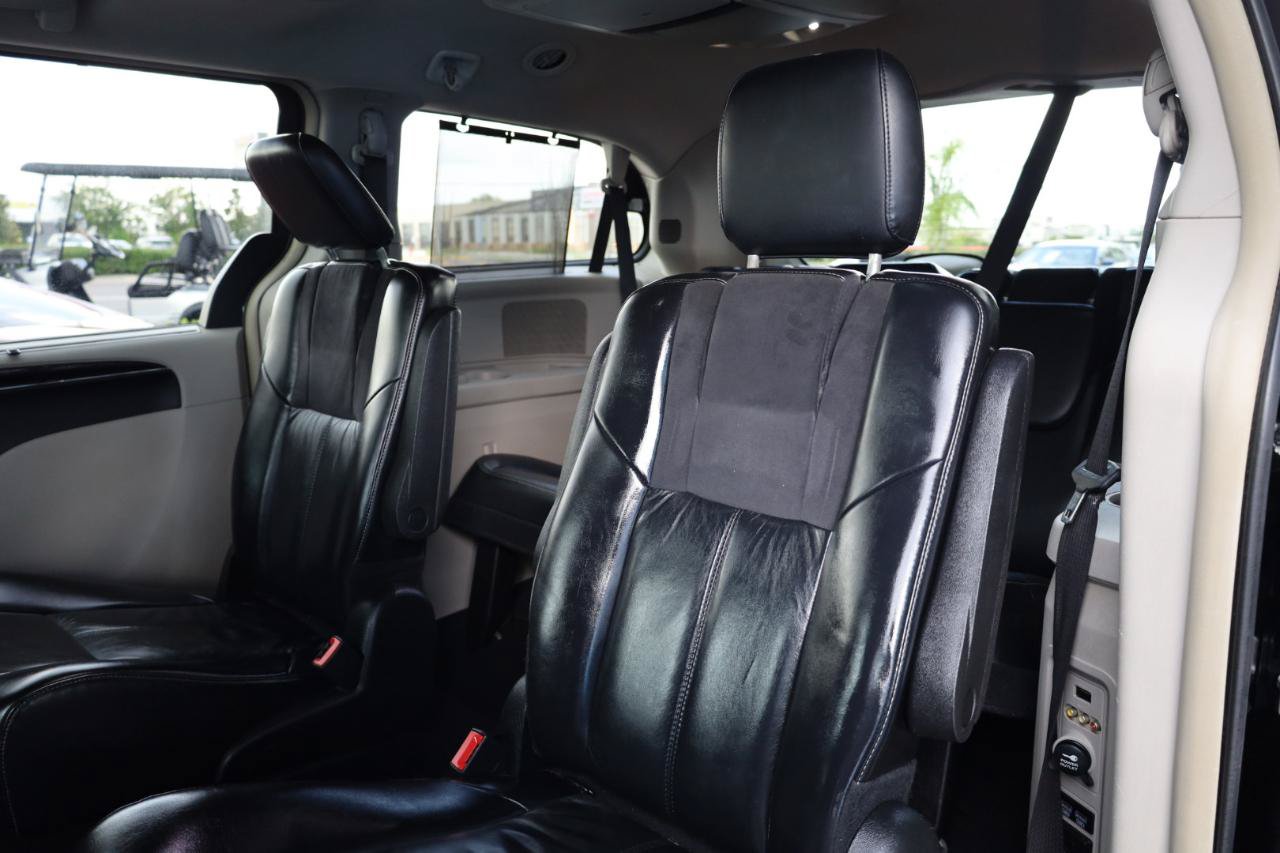 Used 2015 Chrysler Town & Country Limited Platinum FWD image 15