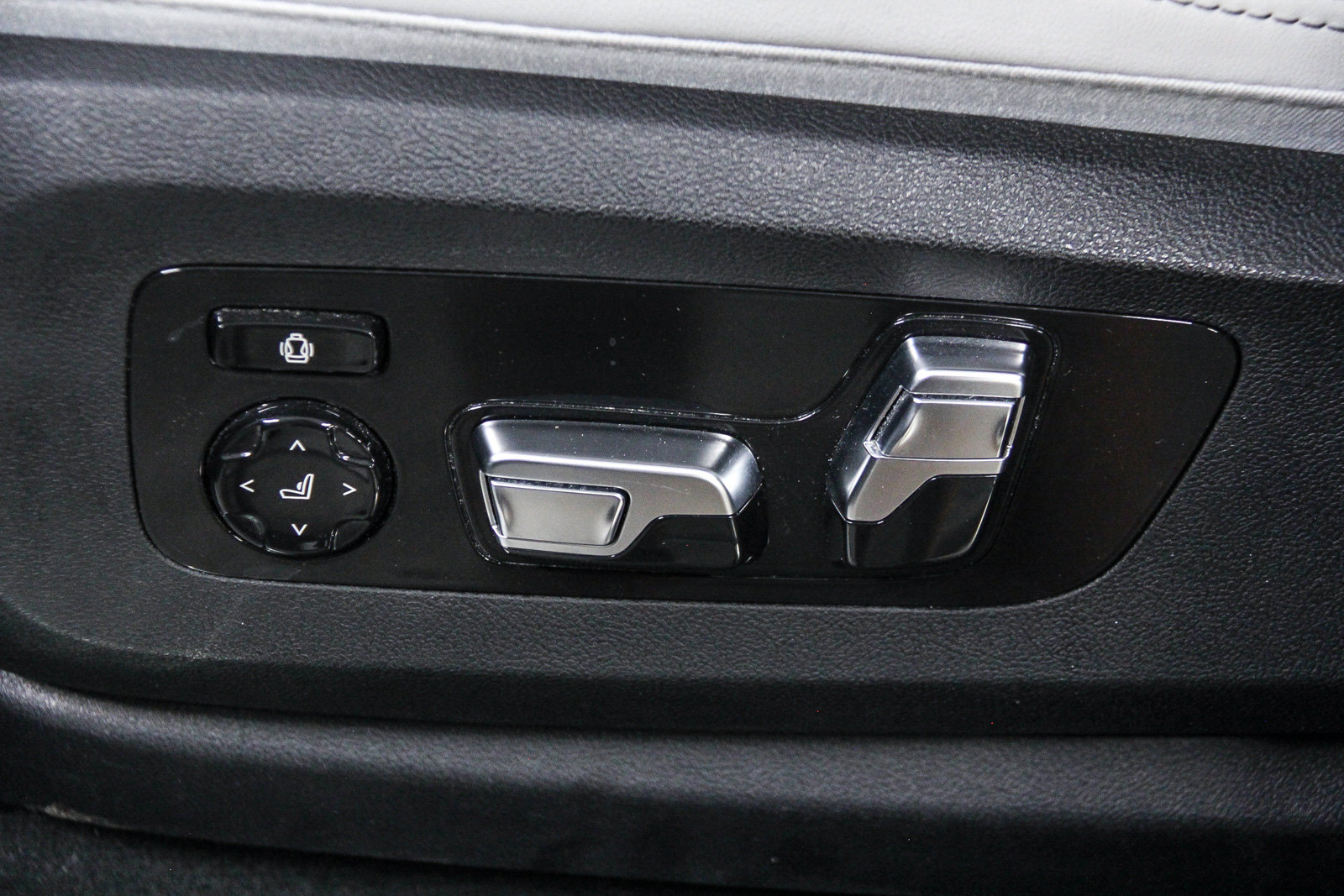 Used 2025 BMW X6 M60i AWD/4WD image 21