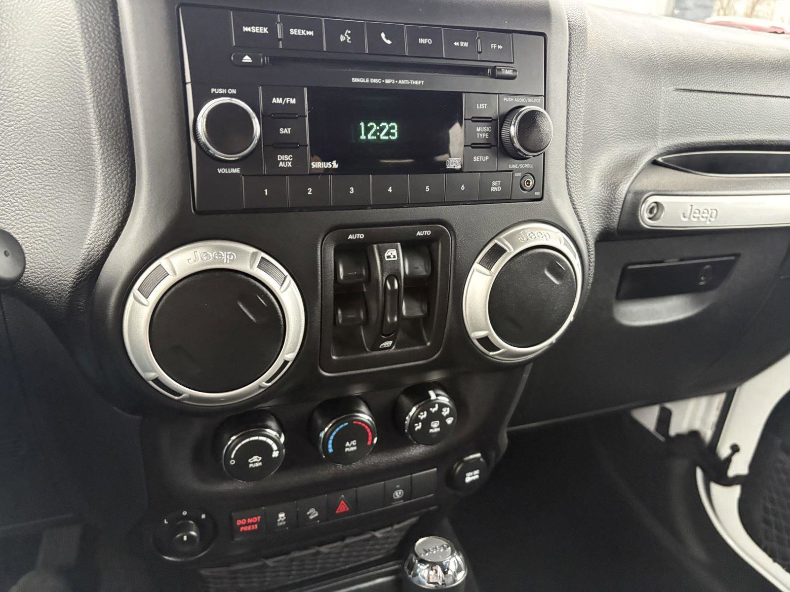 Used 2018 Jeep Wrangler Unlimited Rubicon w/ Connectivity Group image 16