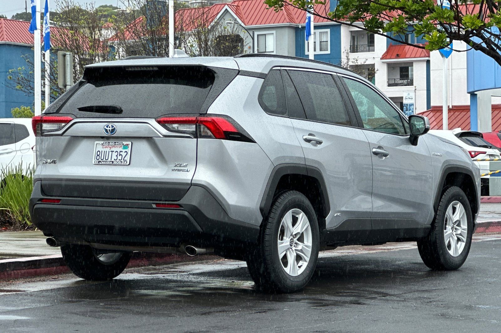 Used 2021 Toyota RAV4 XLE w/ Convenience Package image 3