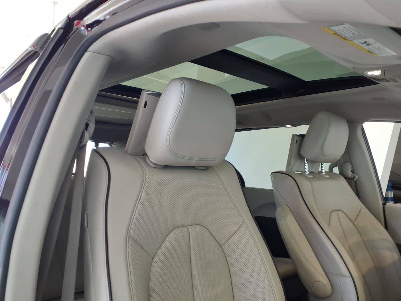 Used 2018 Chrysler Pacifica Limited w/ Advanced Safetytec Group FWD image 21