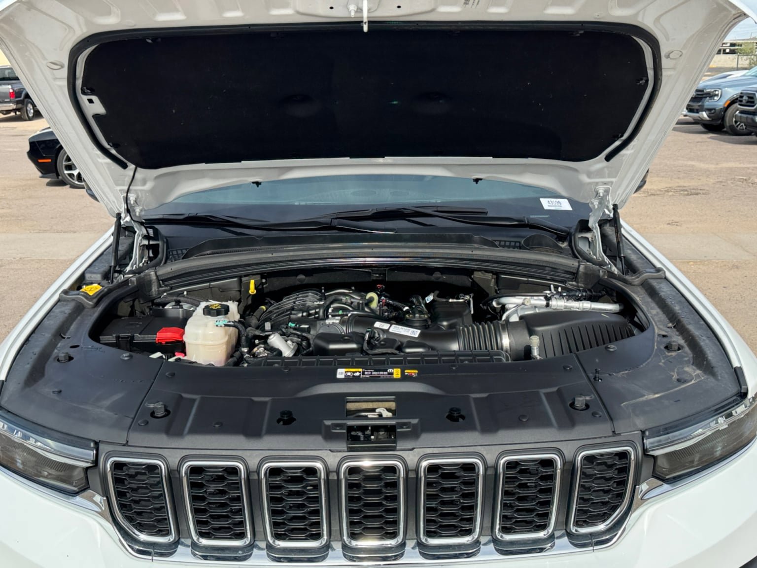 Used 2023 Jeep Grand Cherokee Laredo w/ Luxury Tech Group I RWD image 20