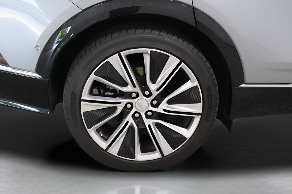 Used 2025 Cadillac Lyriq Luxury w/ LPO, Floor Liner Package AWD/4WD image 32