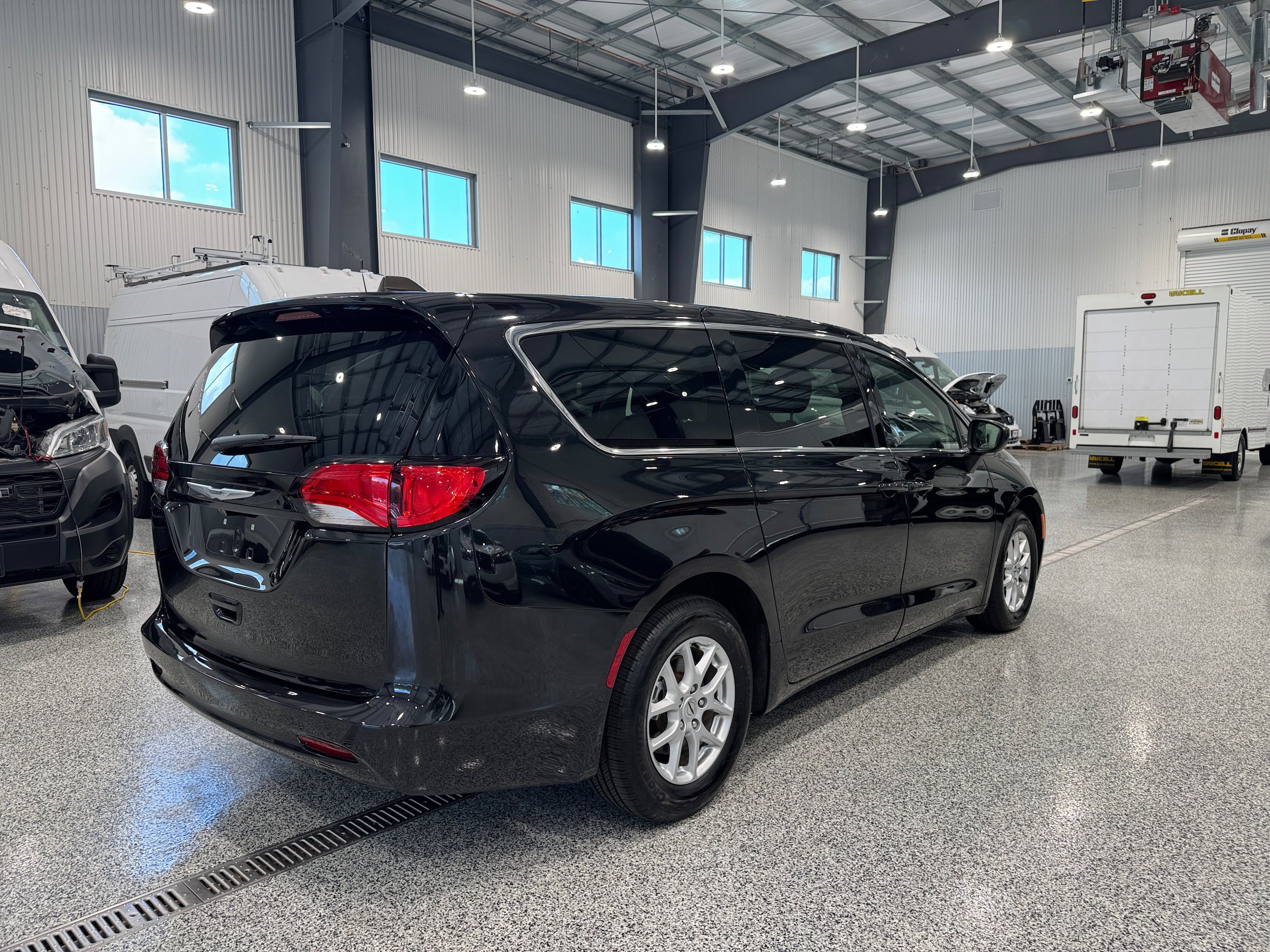 Used 2022 Chrysler Voyager LX FWD image 5