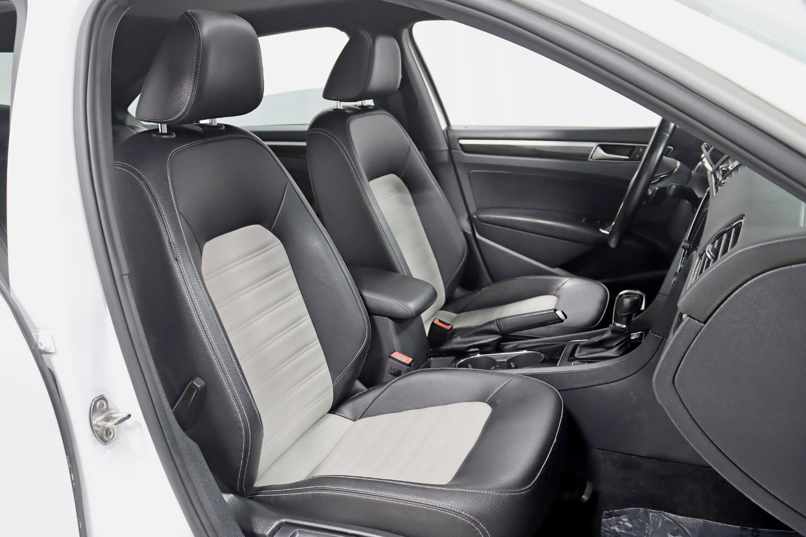 Used 2018 Volkswagen Passat 3.6 FWD image 24