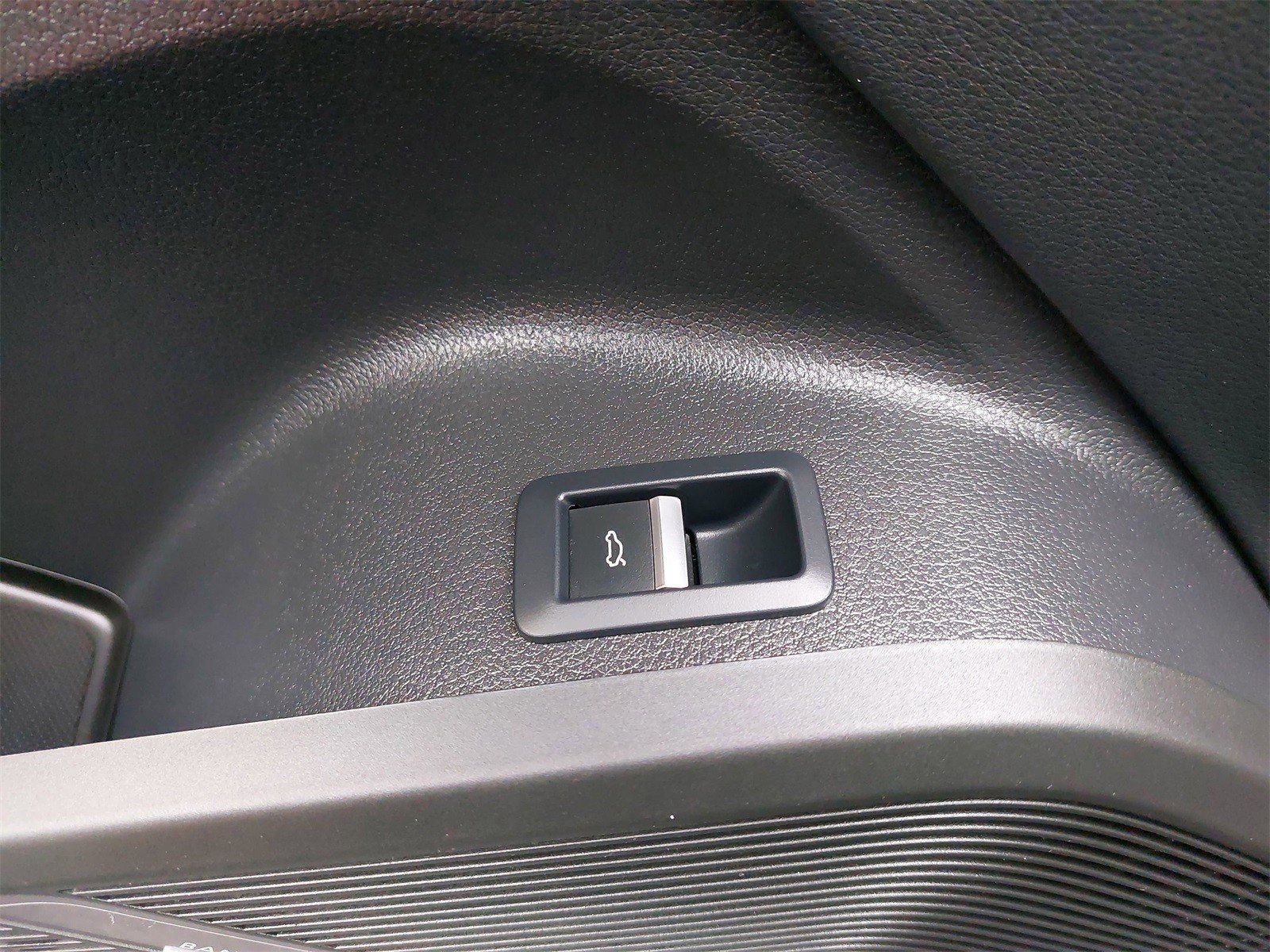 Used 2023 Audi SQ5 Prestige w/ Prestige Package image 35