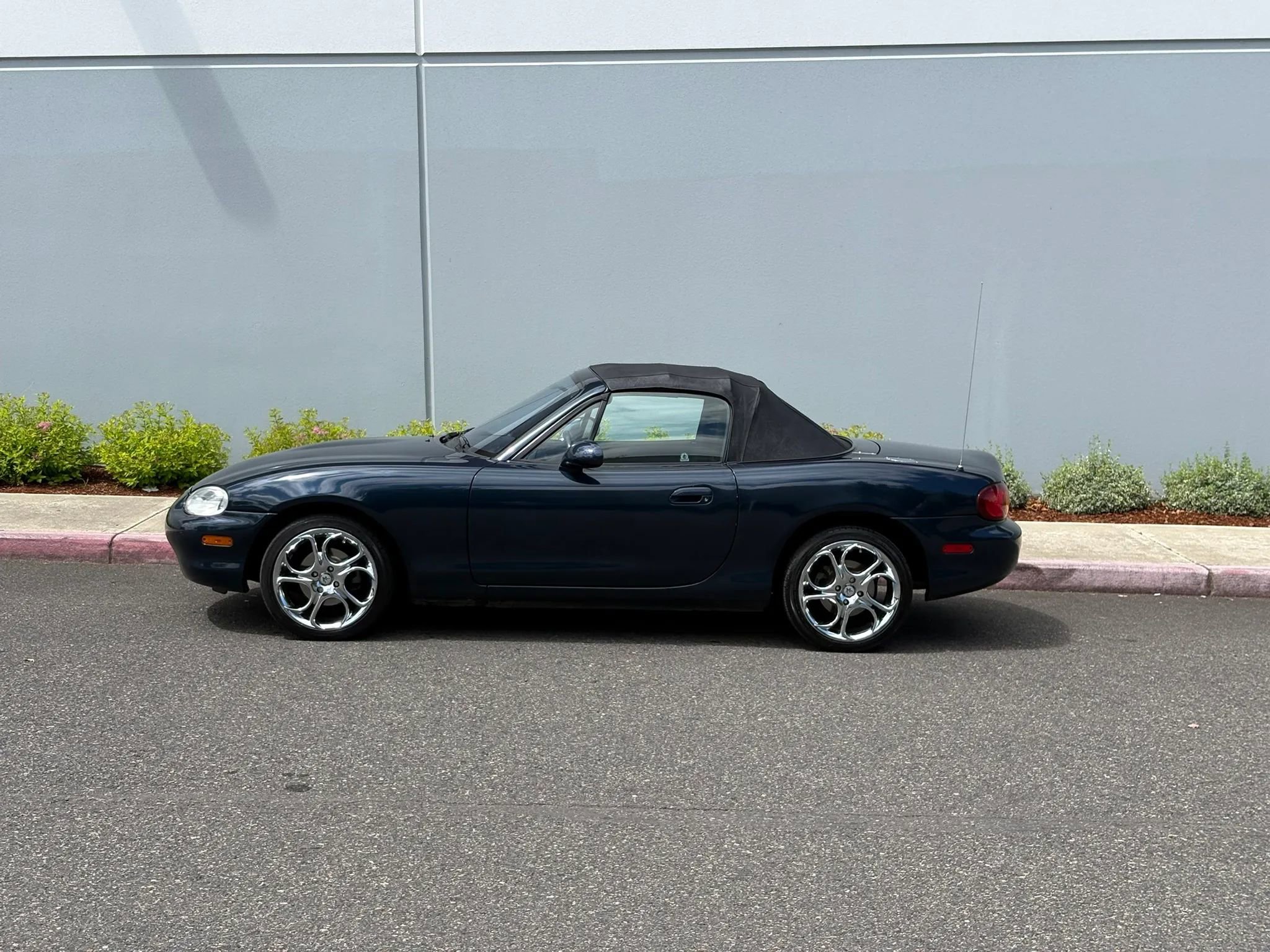 Used 1999 MAZDA MX-5 Miata 10th Anniversary Edition RWD image 3