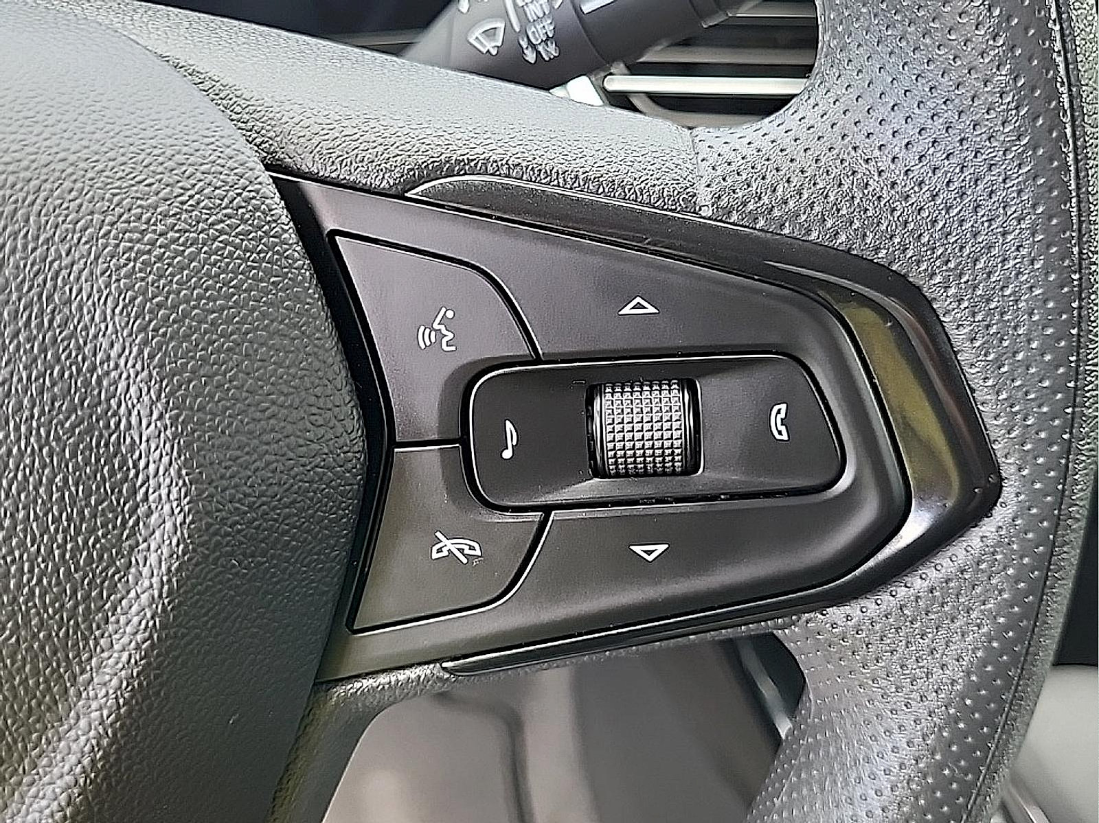 Used 2025 Chevrolet Trax LT FWD image 18
