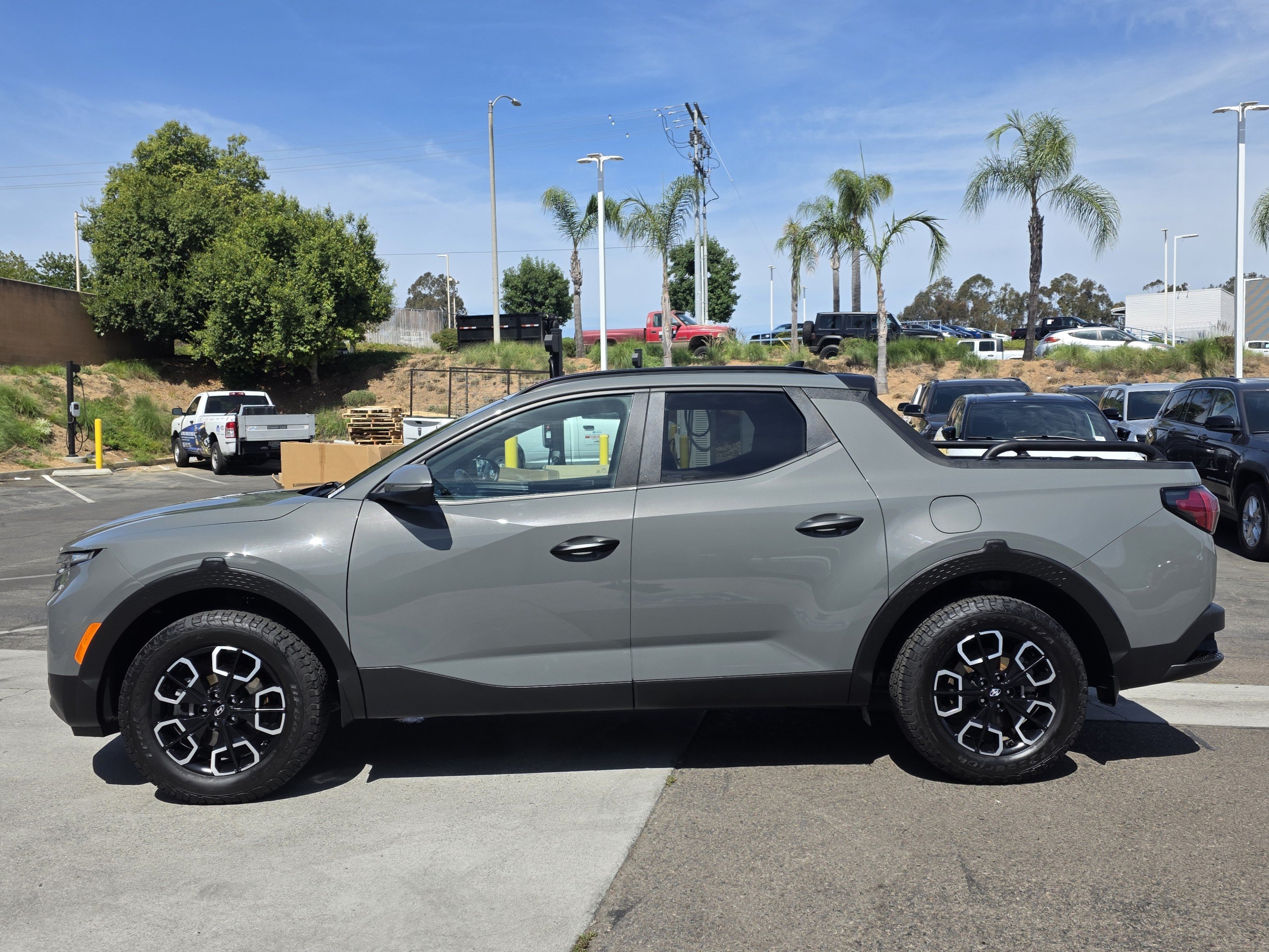 Used 2022 Hyundai Santa Cruz SEL w/ Activity Package FWD image 2