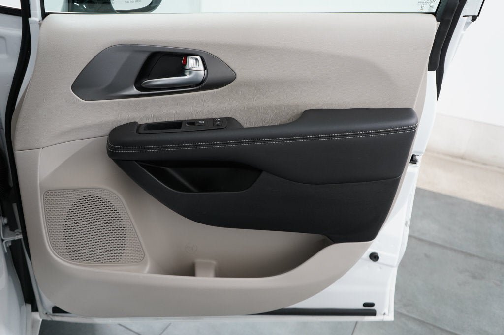 Used 2024 Chrysler Pacifica Limited FWD image 28