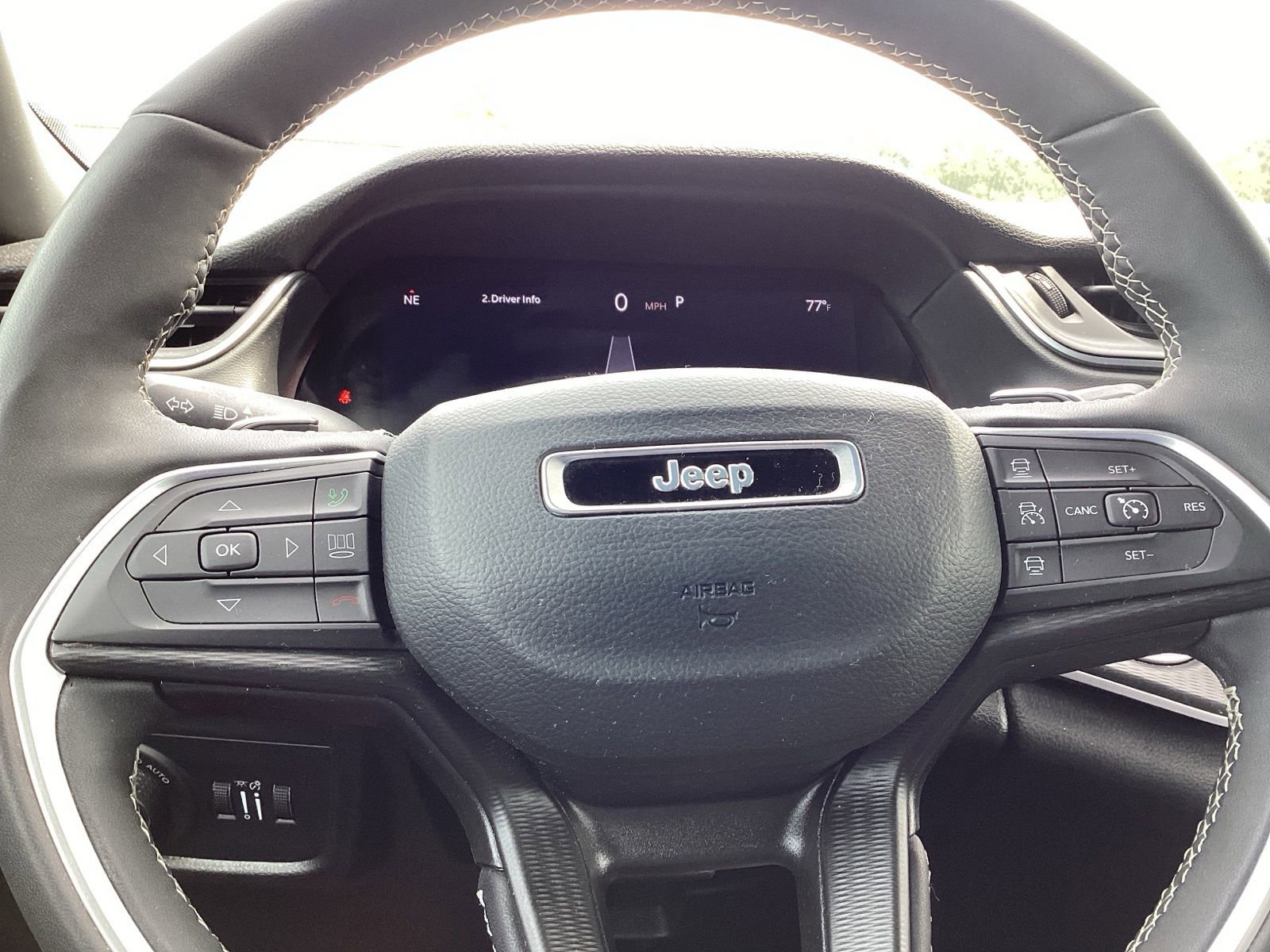 Used 2024 Jeep Grand Cherokee L Laredo image 9