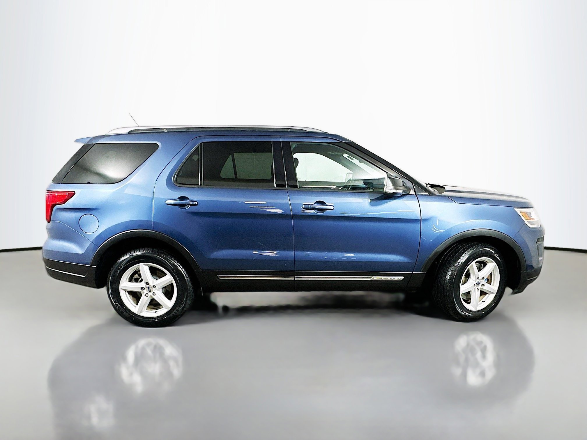 Used 2018 Ford Explorer XLT w/ Equipment Group 201A image 8