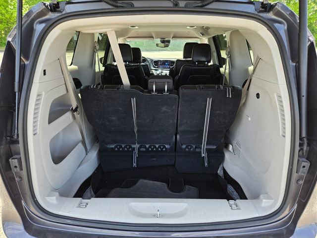 Used 2023 Chrysler Pacifica Touring-L FWD image 16