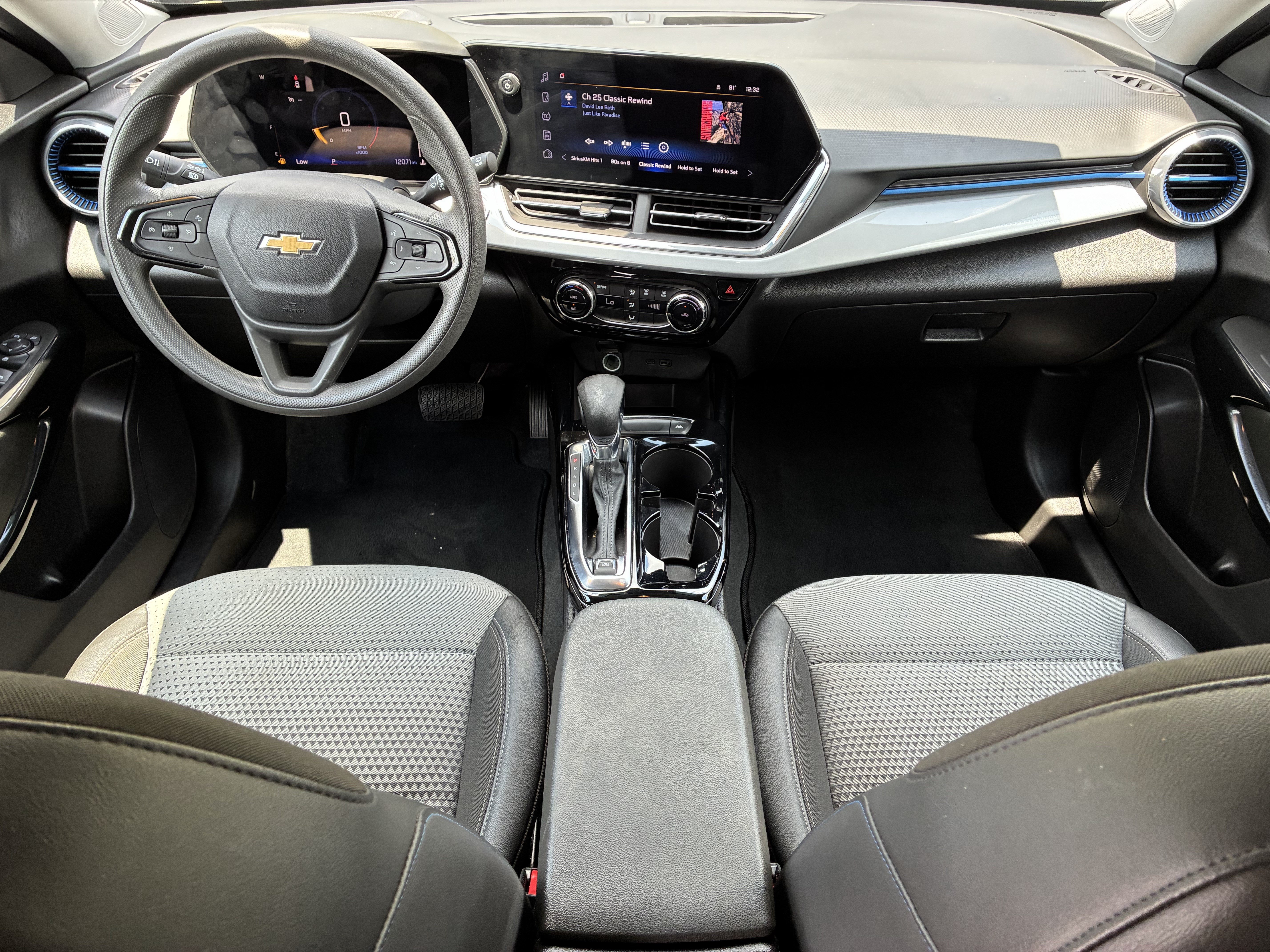 Used 2025 Chevrolet Trax LT FWD image 18