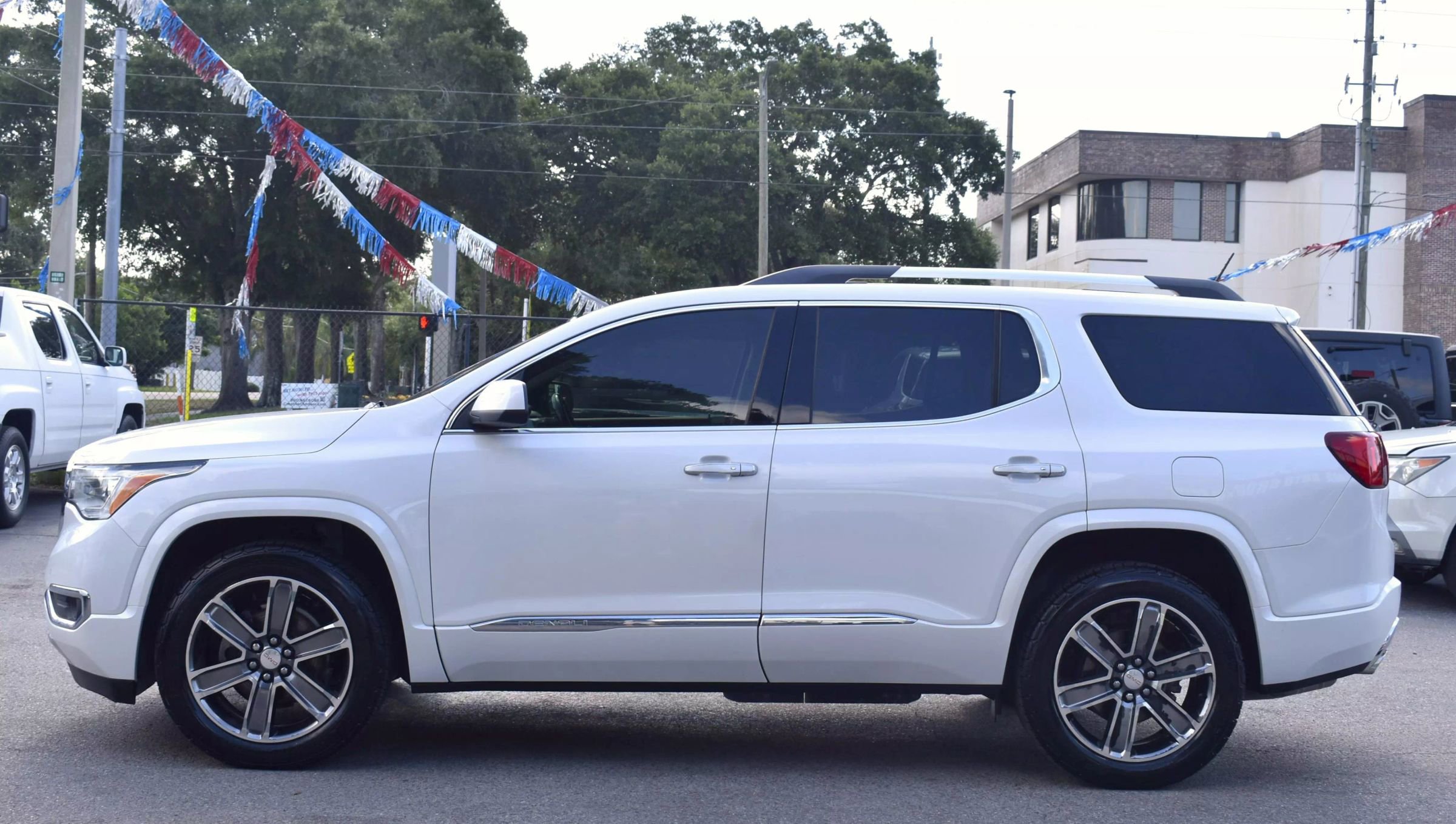 Used 2017 GMC Acadia Denali w/ Technology Package image 4