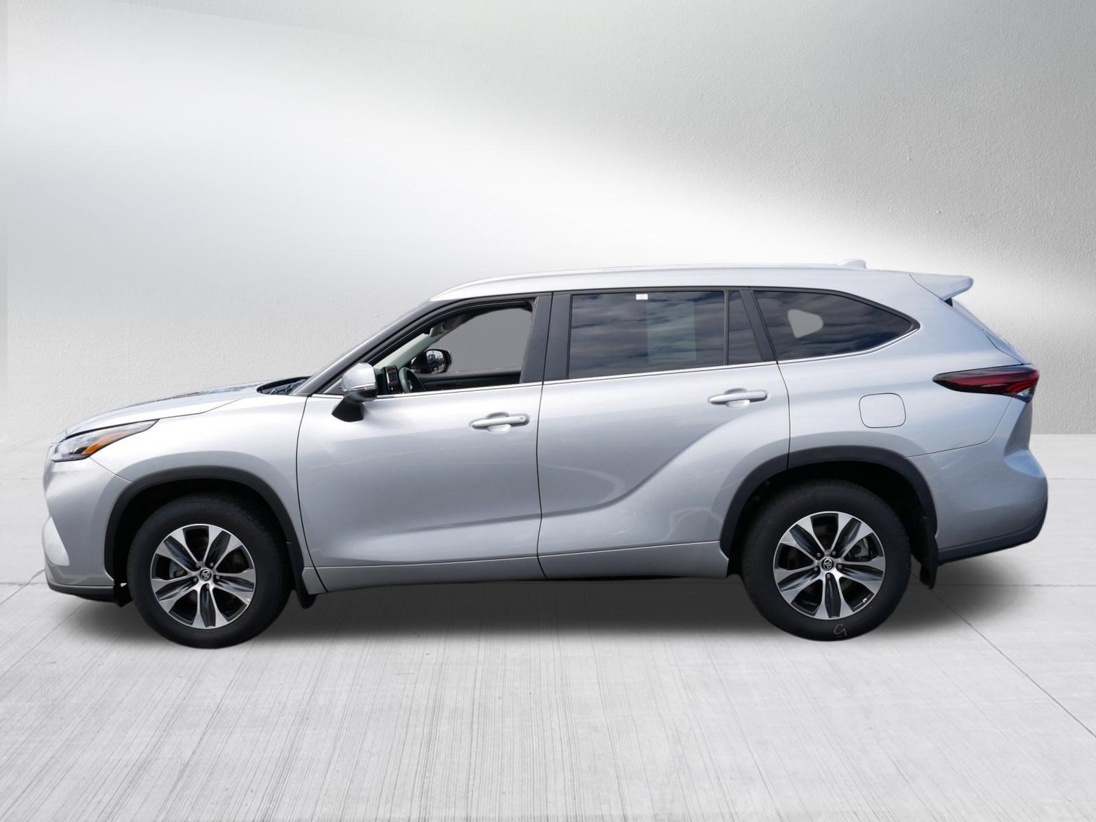 Certified 2025 Toyota Highlander XLE AWD/4WD image 4
