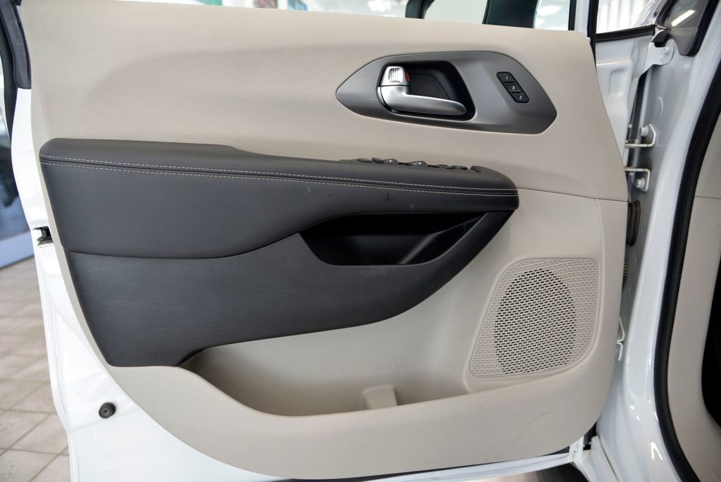 Used 2023 Chrysler Pacifica Touring-L FWD image 14