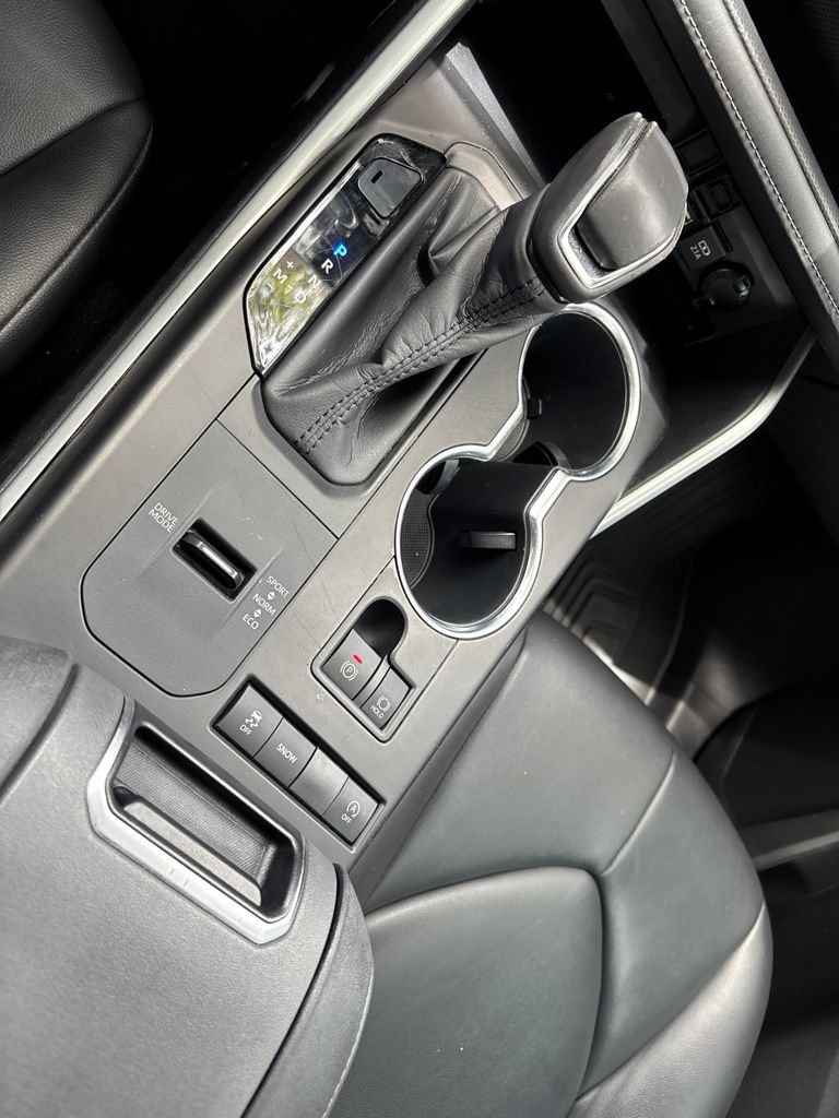 Used 2020 Toyota Highlander XLE FWD image 34