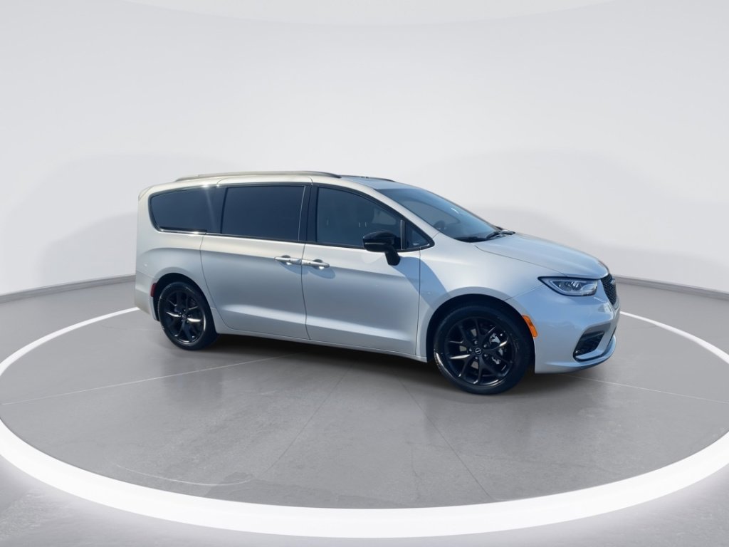 New 2026 Chrysler Pacifica Select image 2