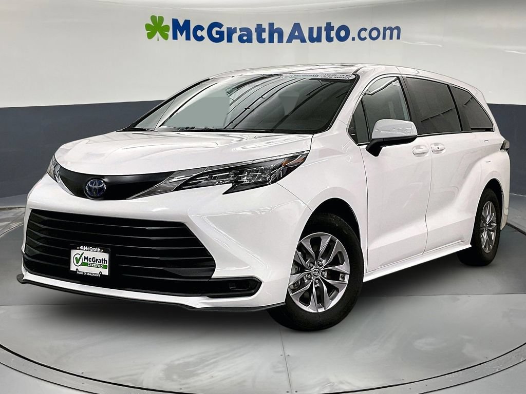 Used 2025 Toyota Sienna LE FWD image 2