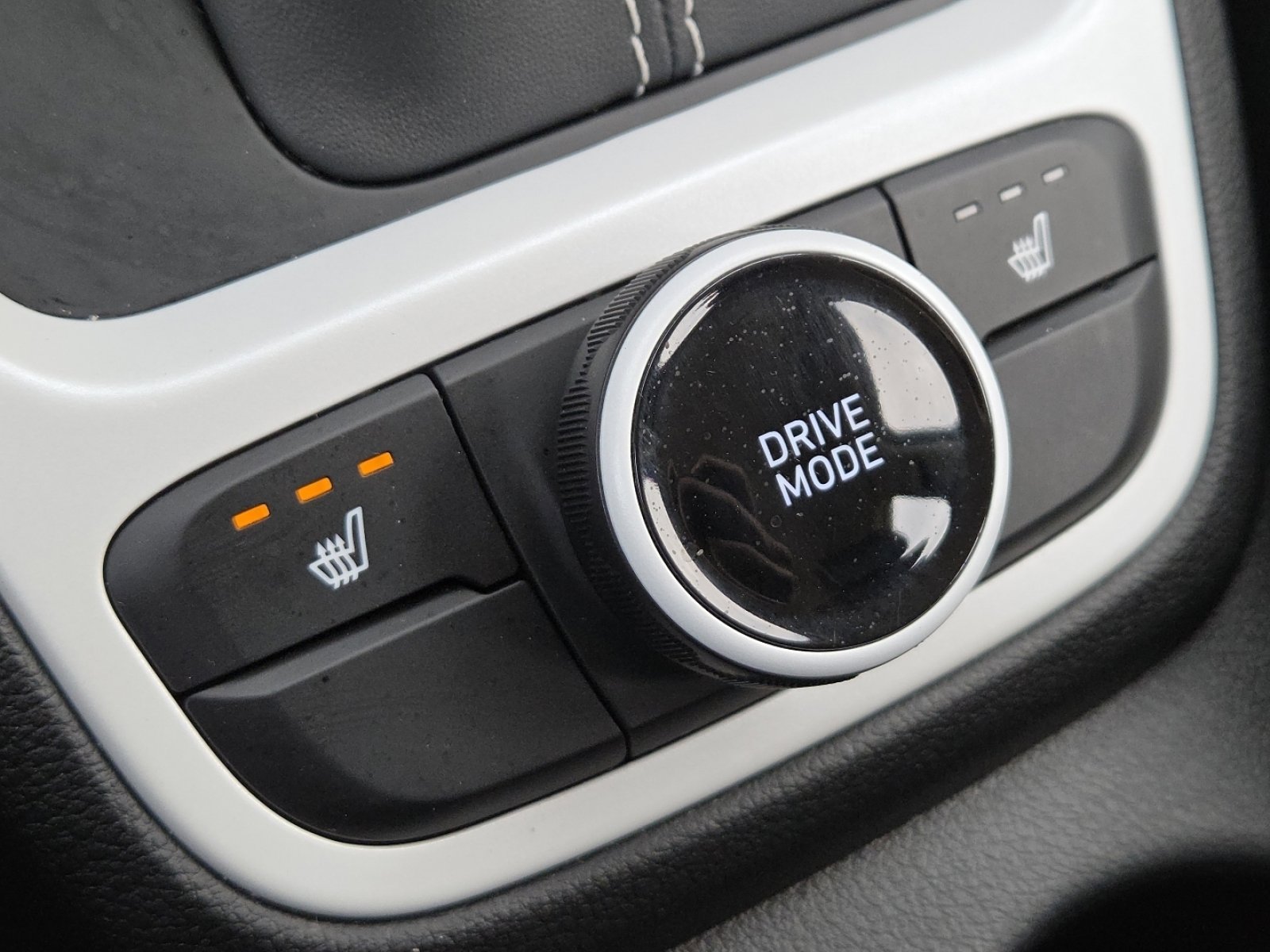 Used 2023 Hyundai Venue Limited FWD image 8
