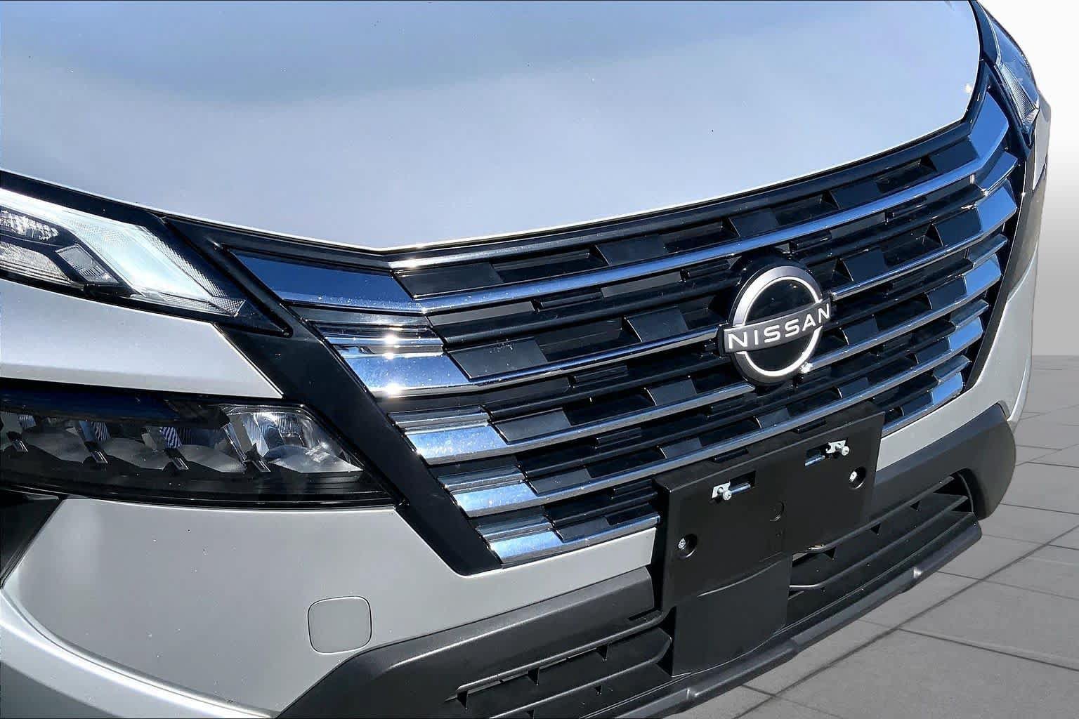 Used 2024 Nissan Rogue SV AWD/4WD image 29