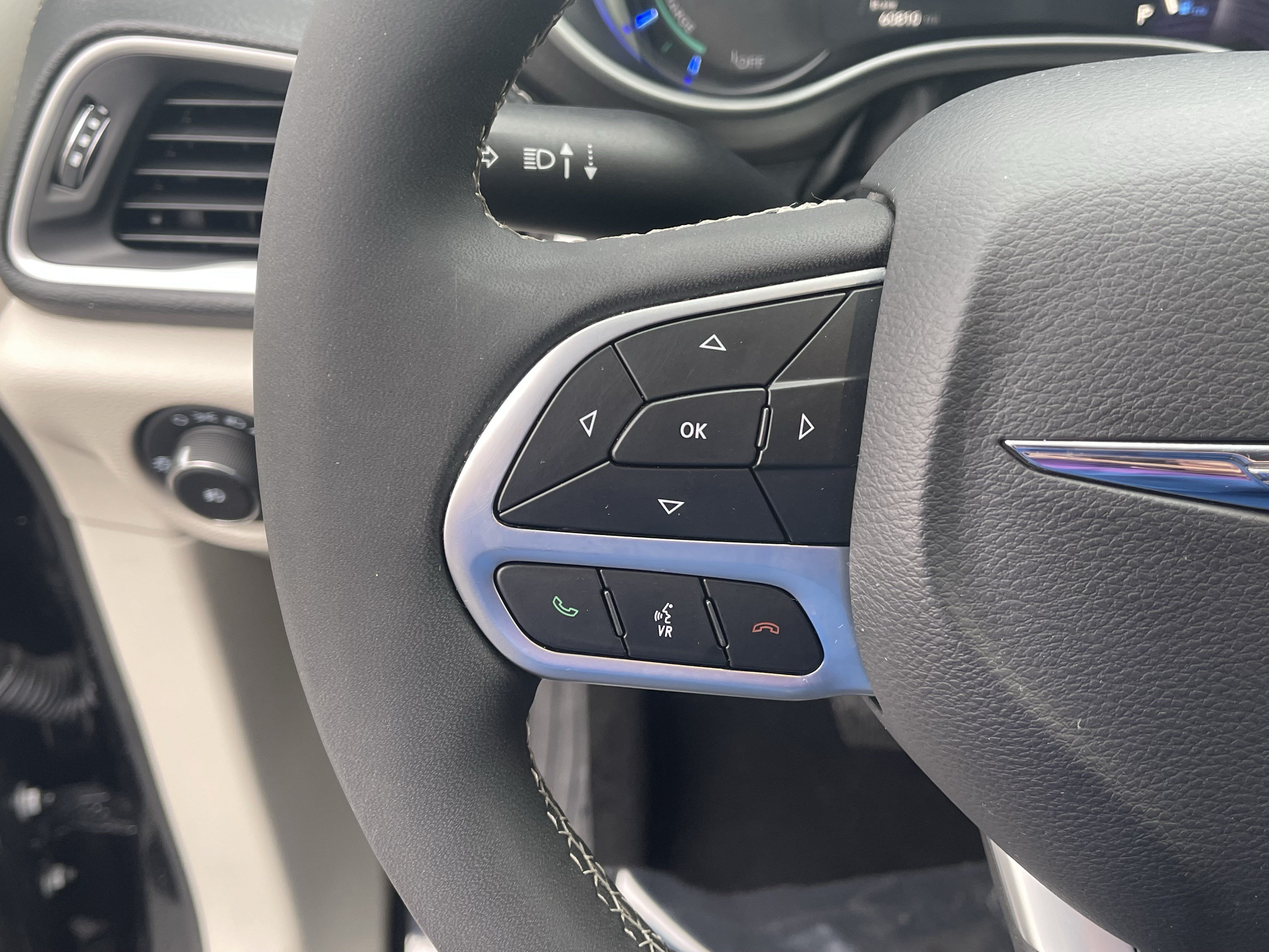 Used 2023 Chrysler Pacifica Touring-L FWD image 21