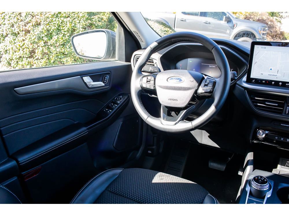 Used 2025 Ford Escape SE image 13
