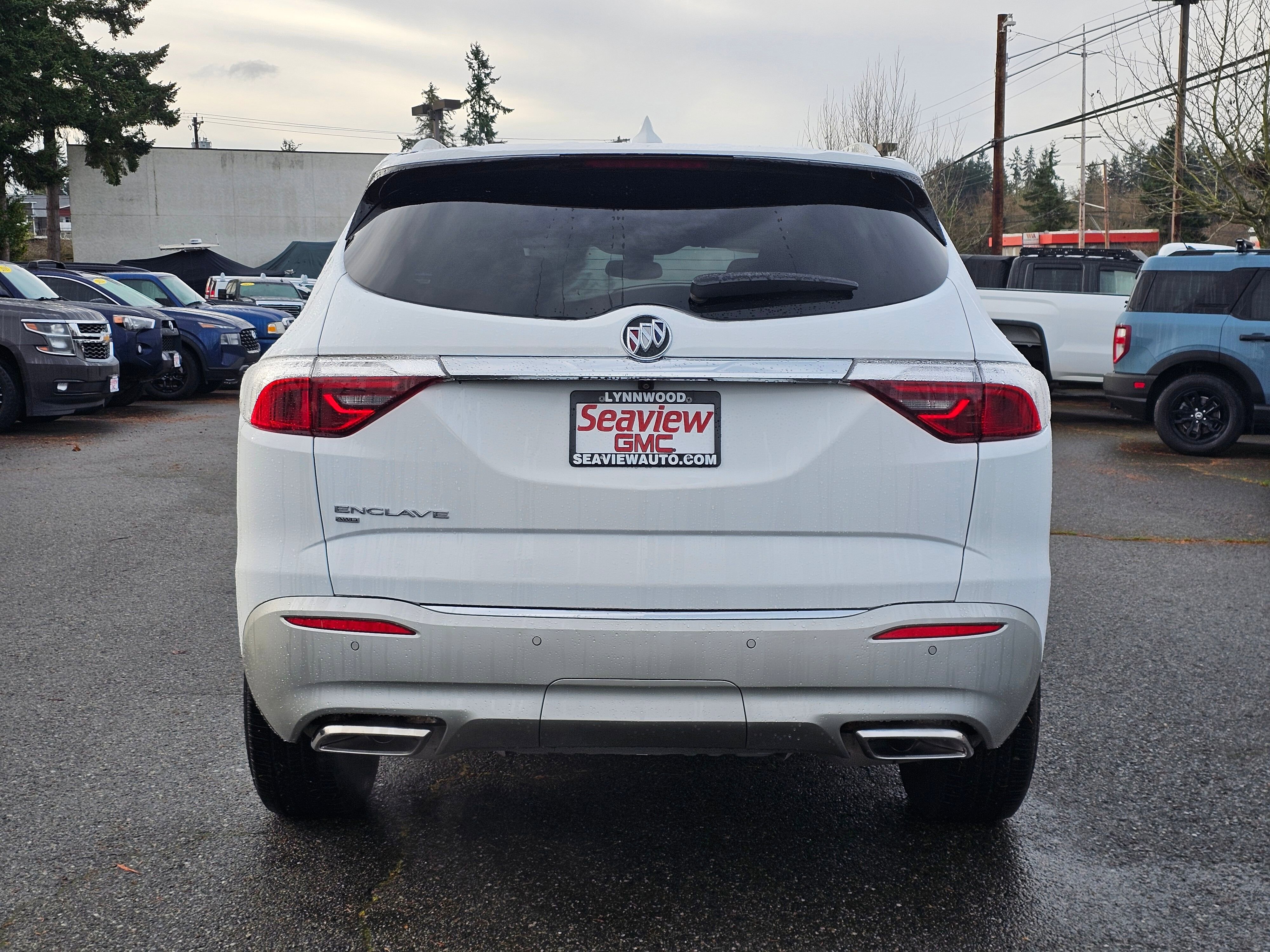 Used 2024 Buick Enclave Essence image 6