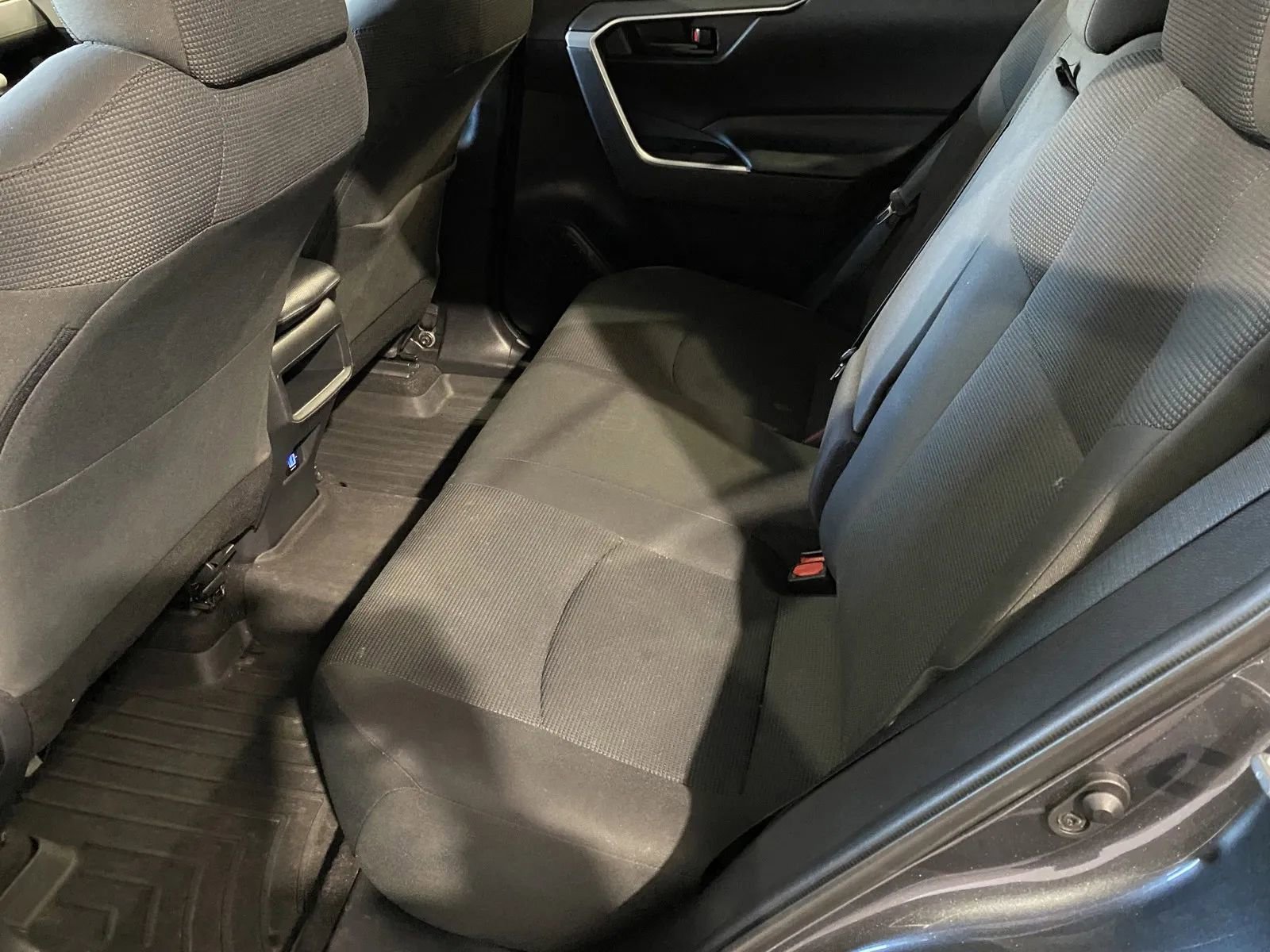 Used 2020 Toyota RAV4 LE image 9