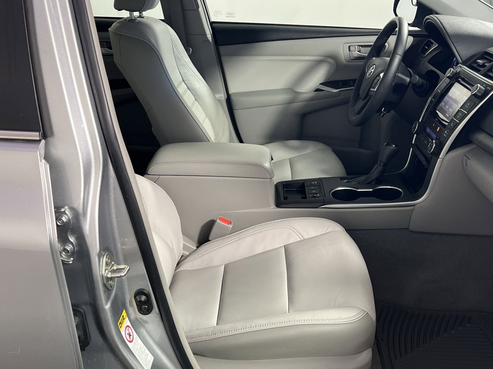 Used 2017 Toyota Camry XLE w/ Moonroof Package FWD image 29