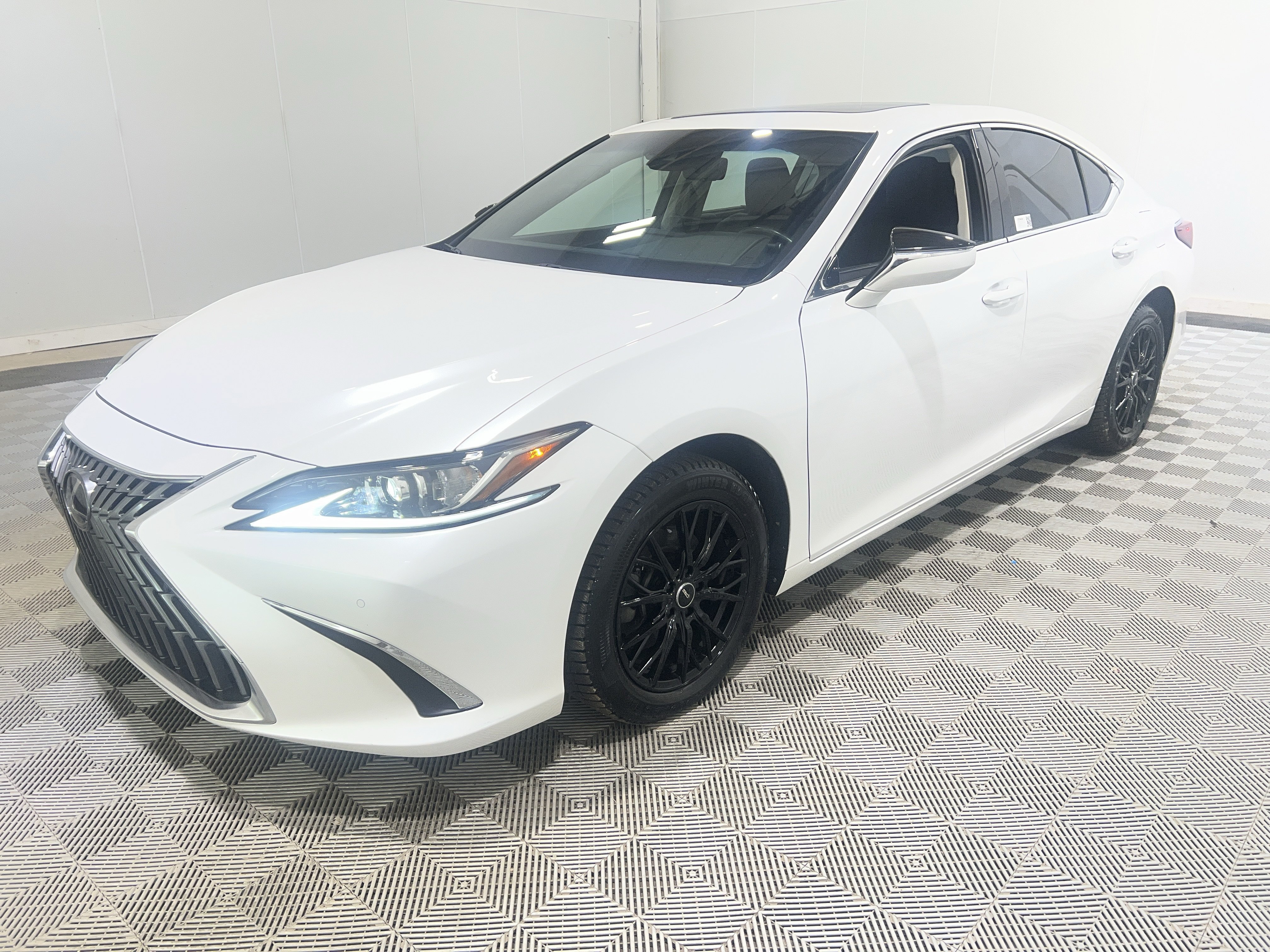 Used 2023 Lexus ES 250 w/ Premium Package AWD/4WD image 1
