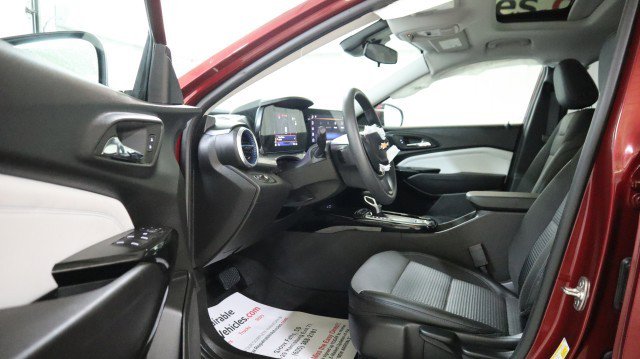 Used 2024 Chevrolet Trax LT w/ Sunroof Package image 9