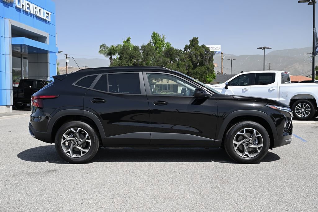 New 2026 Chevrolet Trax LT w/ LPO, Blackout Package FWD image 3