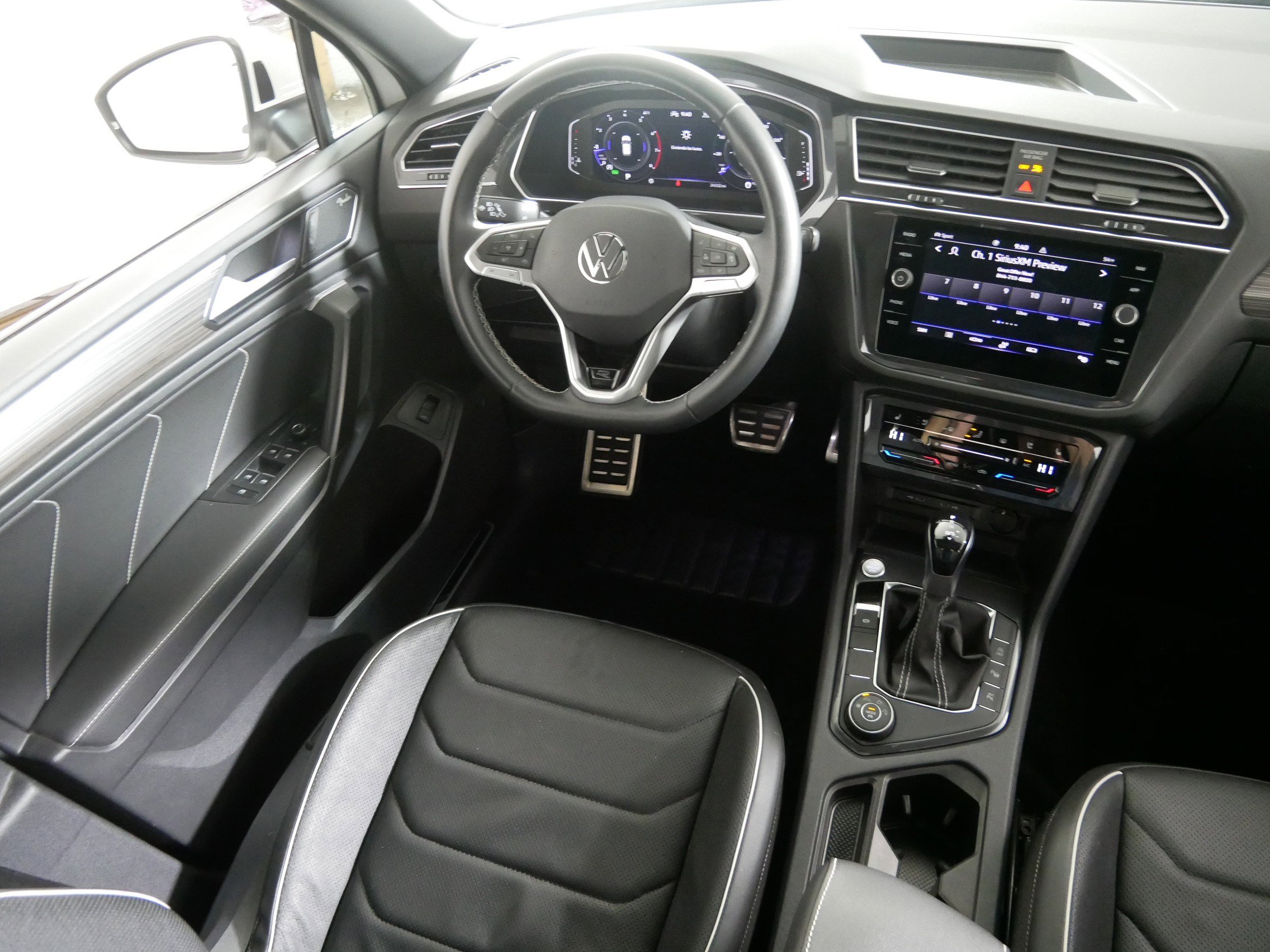 Used 2023 Volkswagen Tiguan SEL R-Line image 9
