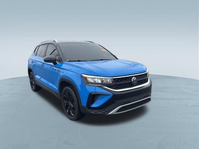 Used 2023 Volkswagen Taos SE w/ Panoramic Sunroof Package image 4