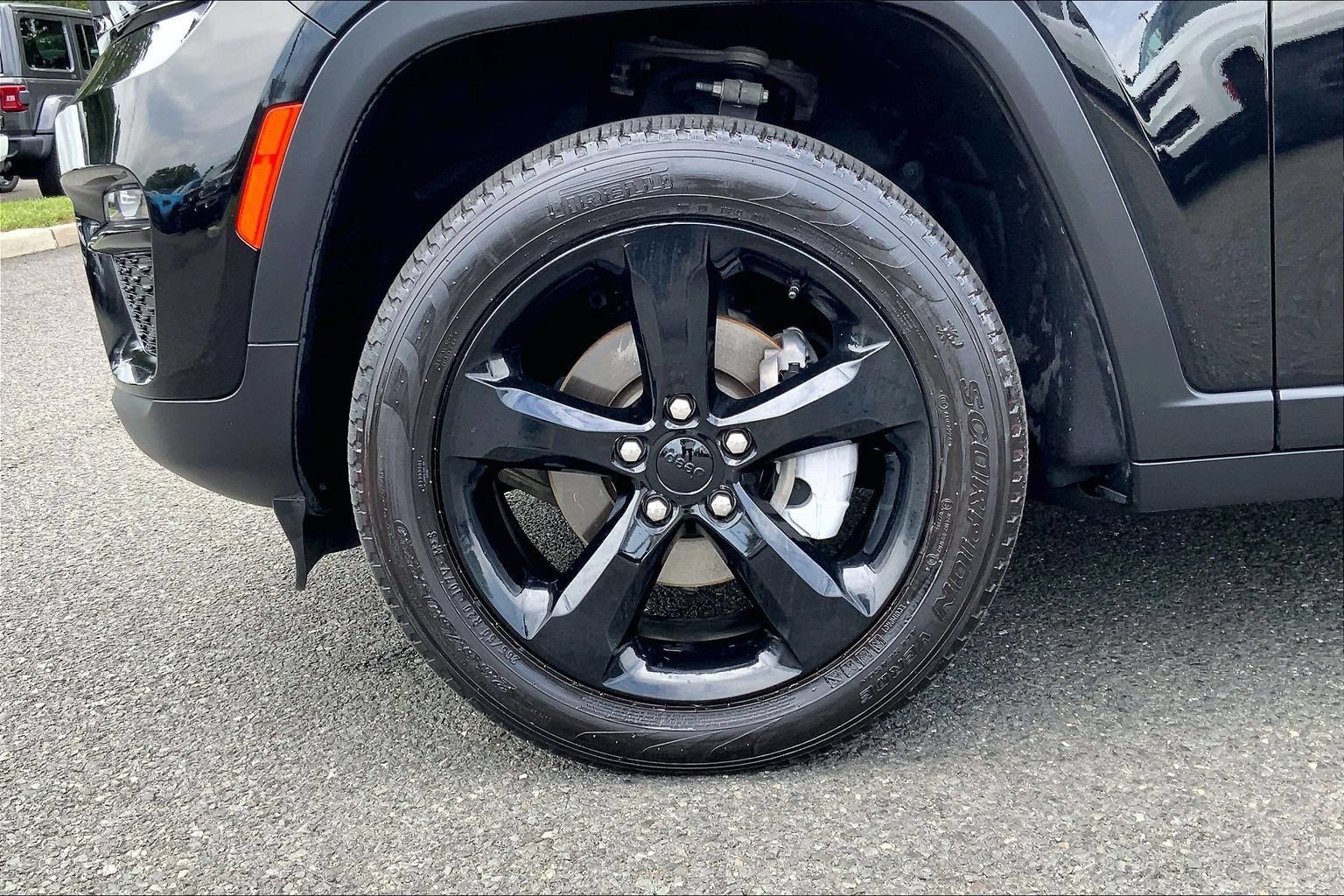 Certified 2025 Jeep Grand Cherokee Limited w/ Black Appearance Package AWD/4WD image 9