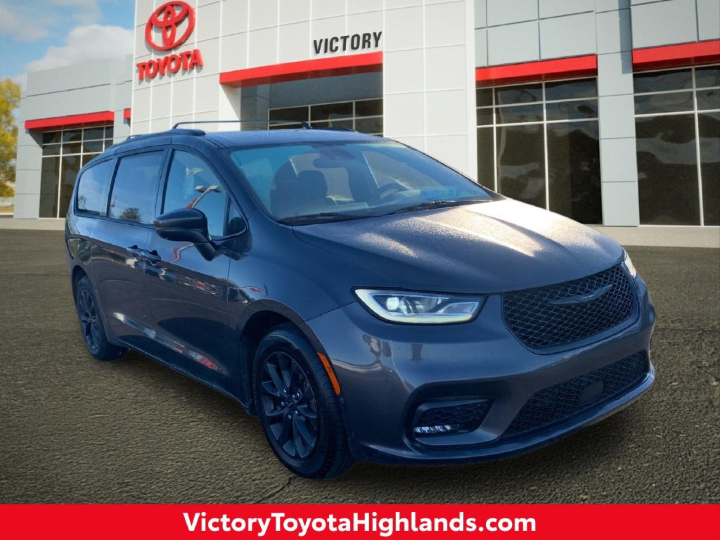 Used 2021 Chrysler Pacifica Touring-L w/ Uconnect Theater Family Group FWD image 1