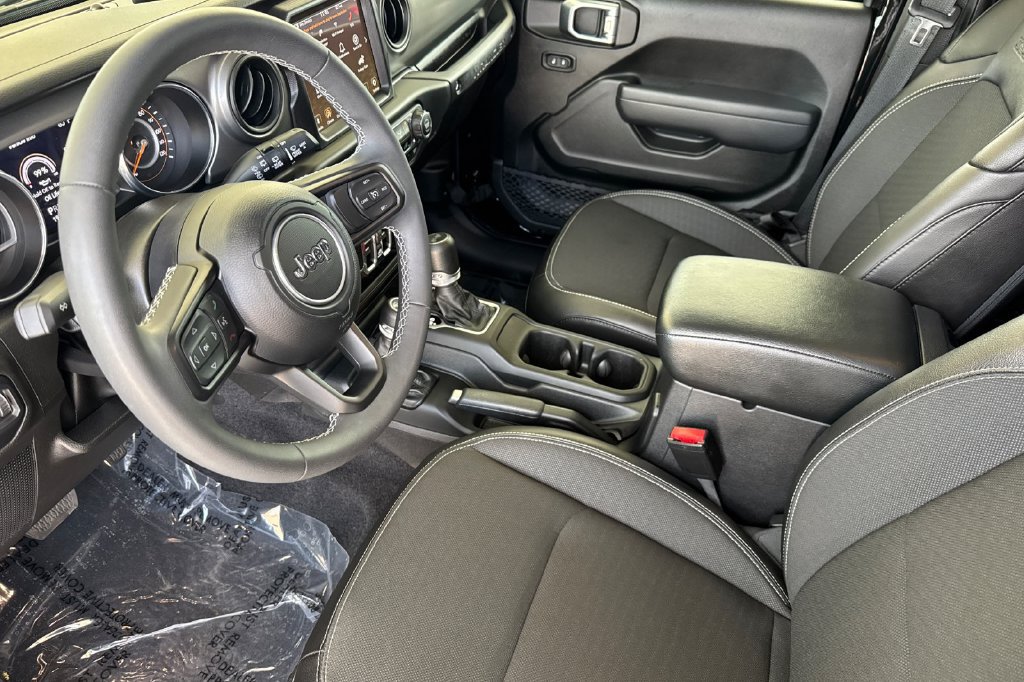 Used 2023 Jeep Wrangler Unlimited Sport AWD/4WD image 3