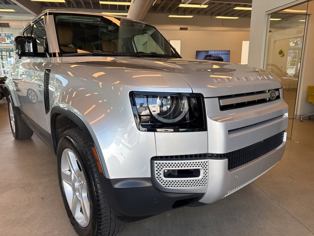 Used 2023 Land Rover Defender 110 SE image 3