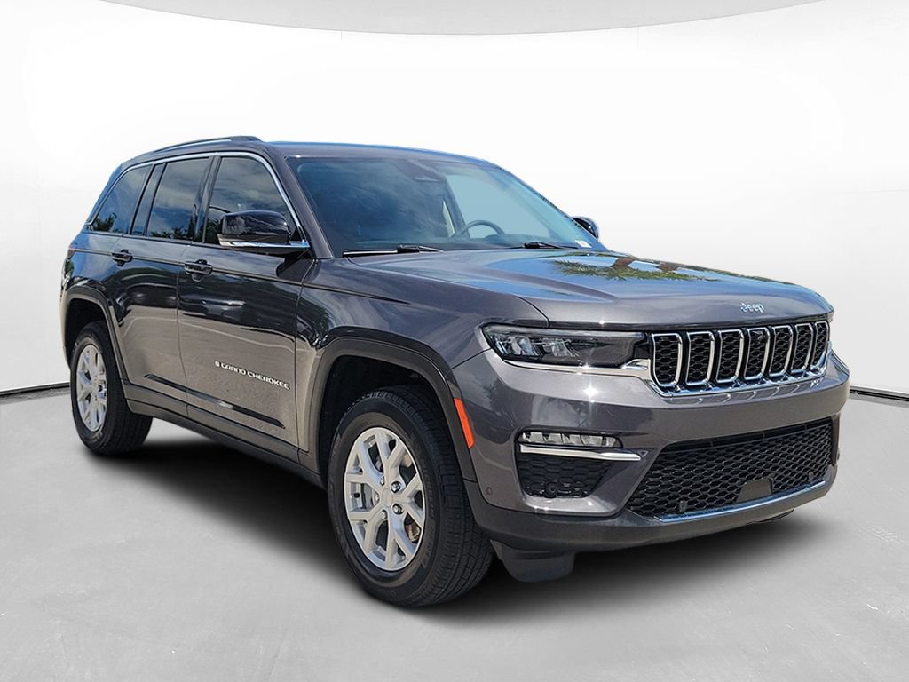Used 2023 Jeep Grand Cherokee Limited w/ Luxury Tech Group II RWD image 3