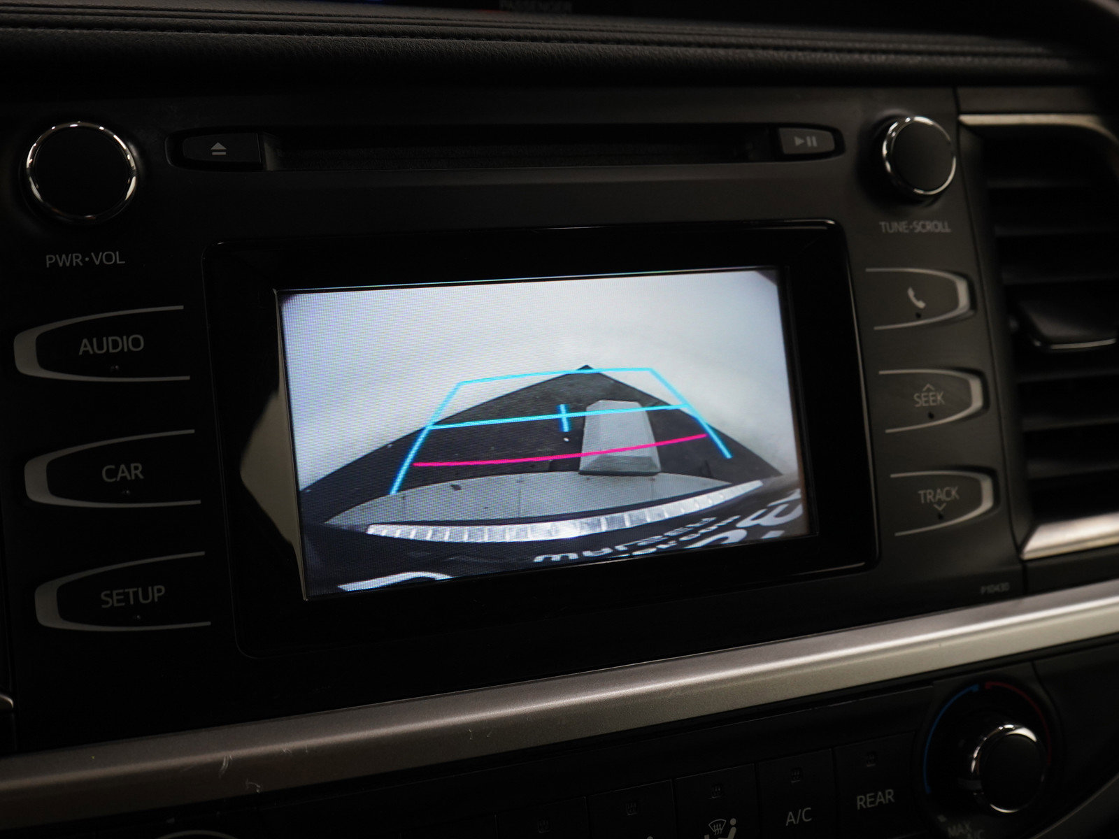 Used 2015 Toyota Highlander LE AWD/4WD image 24