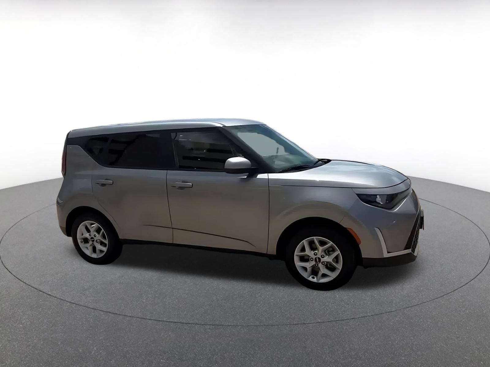 Used 2025 Kia Soul LX w/ LX Technology Package FWD image 2