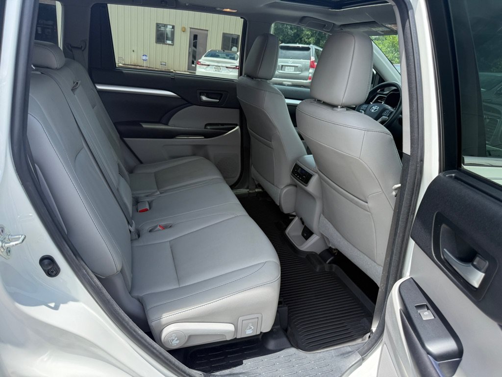 Used 2016 Toyota Highlander XLE FWD image 17