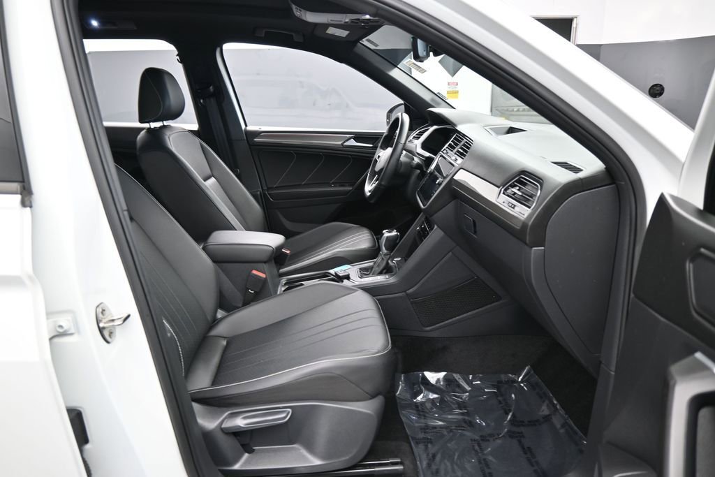 Used 2022 Volkswagen Tiguan SE R-Line image 40