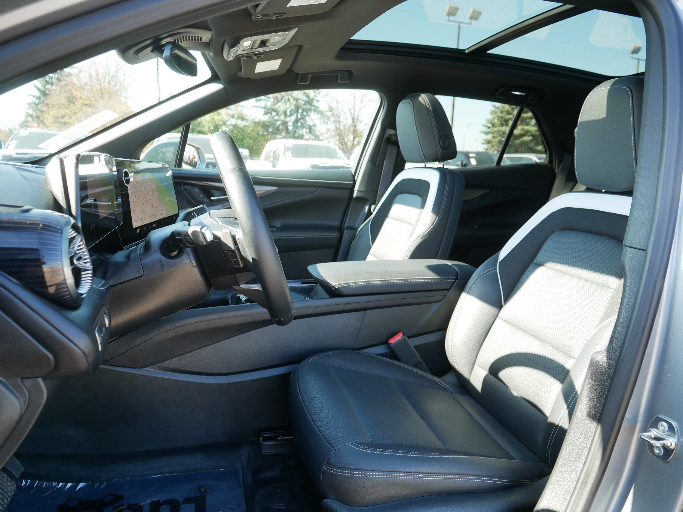 Used 2024 Chevrolet Blazer EV LT AWD/4WD image 33