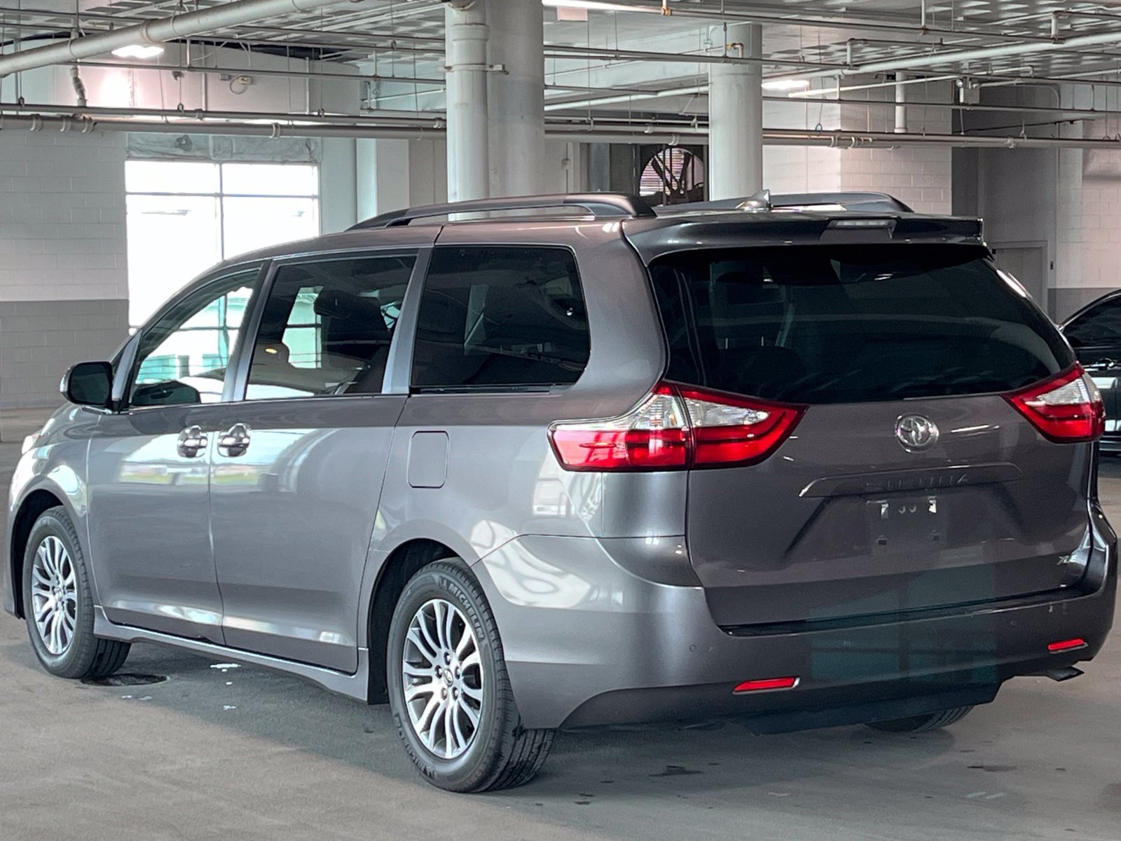 Used 2019 Toyota Sienna XLE w/ XLE Navigation Package FWD image 8