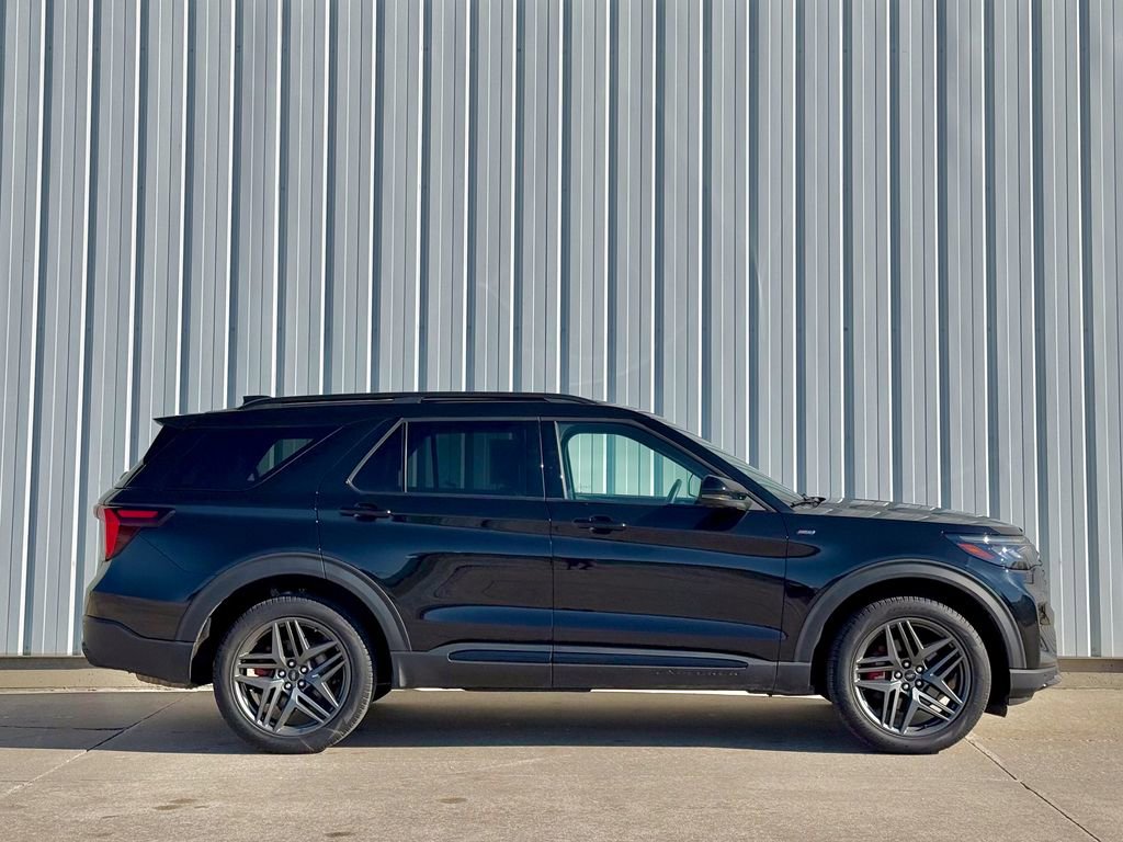 Used 2025 Ford Explorer ST-Line w/ ST-Line Street Pack image 7